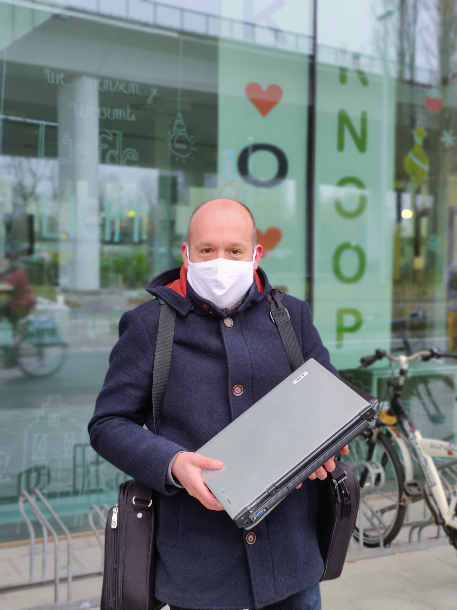 PVDA Gent schenkt laptops aan VZW Jong