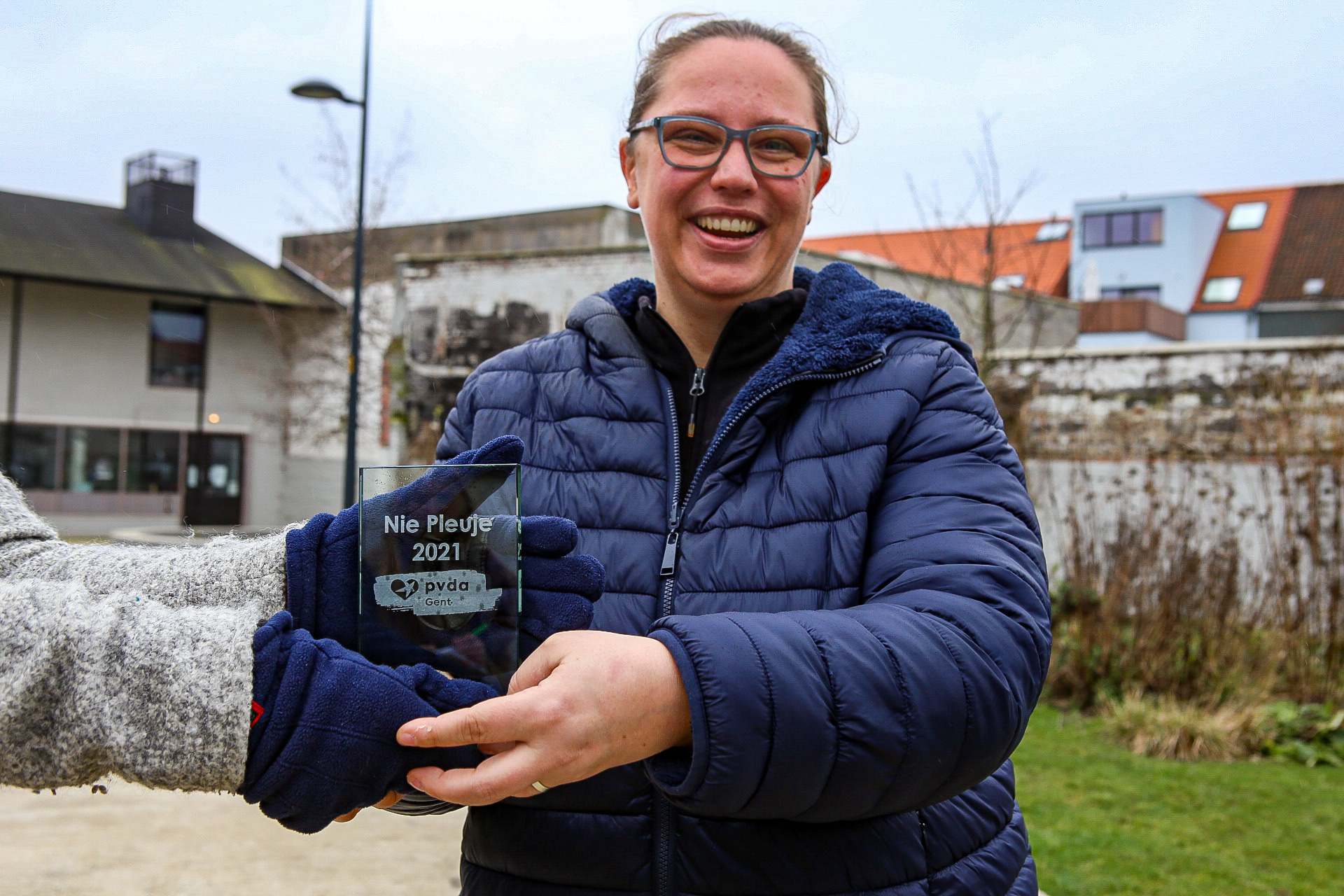 “Al 23 weken trekken we richting Luik” Gentse vrijwilligers in de overstroomde gebieden winnen Nie Pleuje trofee